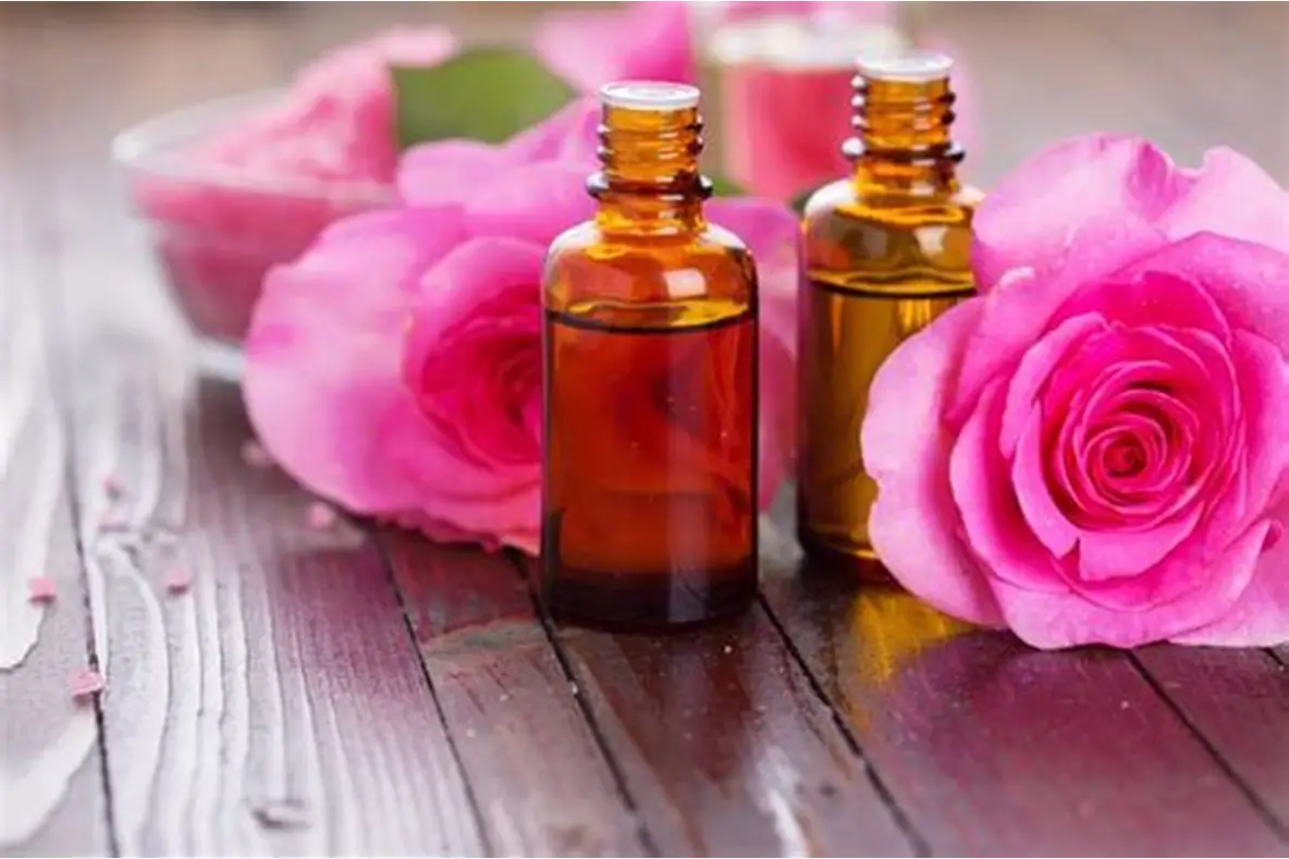 تصویر 3 از گلاب ۱ لیتری با عصاره تازه گل های ناب و شفاف
